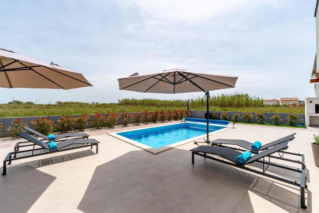 Elegante Villa mit privatem Pool und etablierter Vermietung, Privlaka, Kroatien