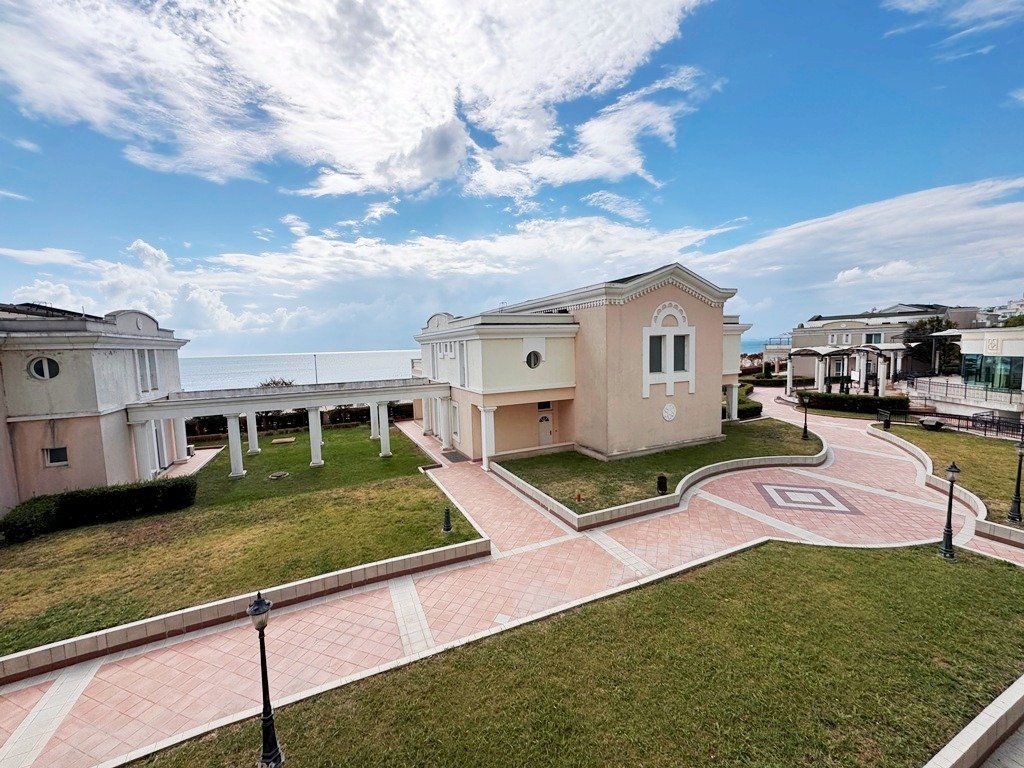Appartamento con 2 camere da letto in prima linea sul mare nel complesso Sunset Resort a Pomorie, Bulgaria