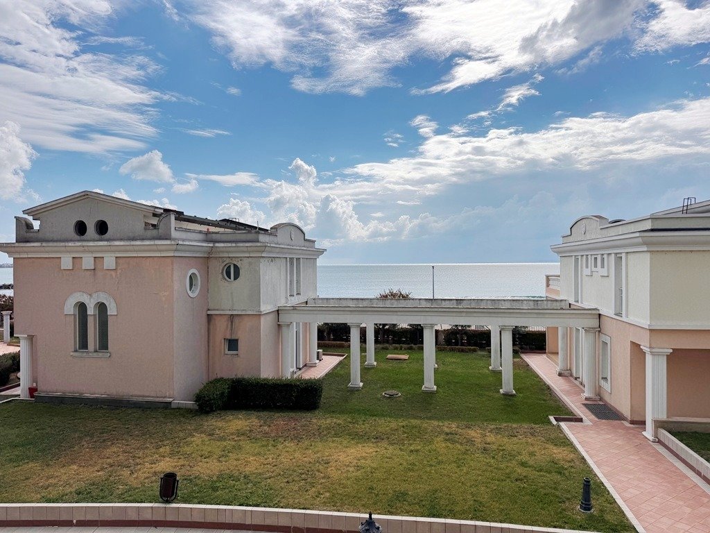 Appartamento con 2 camere da letto in prima linea sul mare nel complesso Sunset Resort a Pomorie, Bulgaria