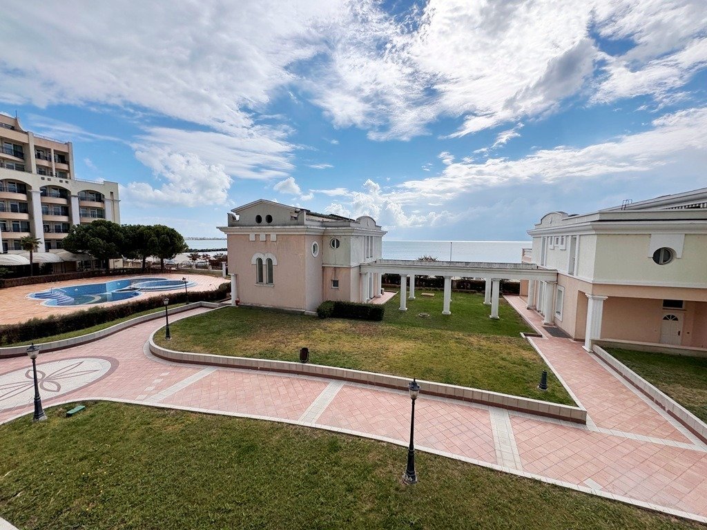 Appartamento con 2 camere da letto in prima linea sul mare nel complesso Sunset Resort a Pomorie, Bulgaria