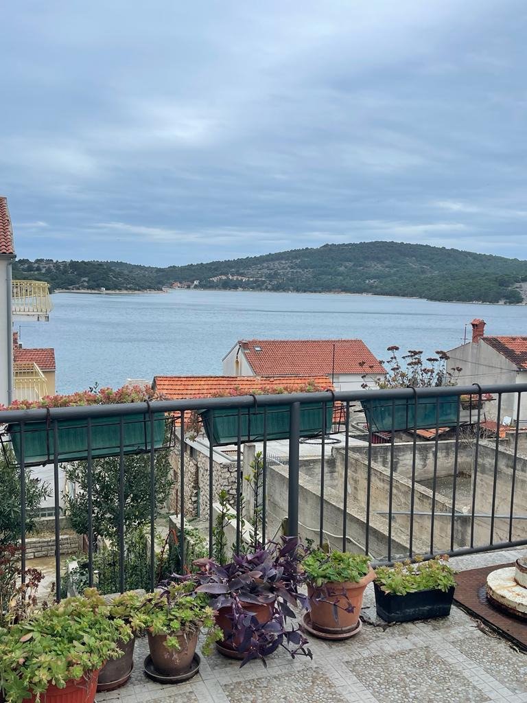 Anlageobjekt: Mehrfamilienhaus 70 m vom Meer entfernt mit Meerblick in Tisno