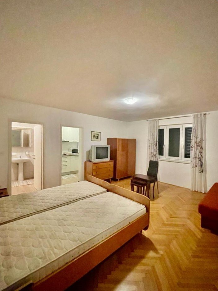 Anlageobjekt: Mehrfamilienhaus 70 m vom Meer entfernt mit Meerblick in Tisno