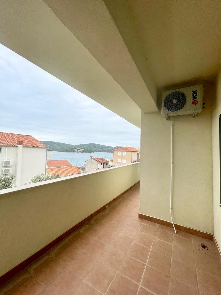 Anlageobjekt: Mehrfamilienhaus 70 m vom Meer entfernt mit Meerblick in Tisno