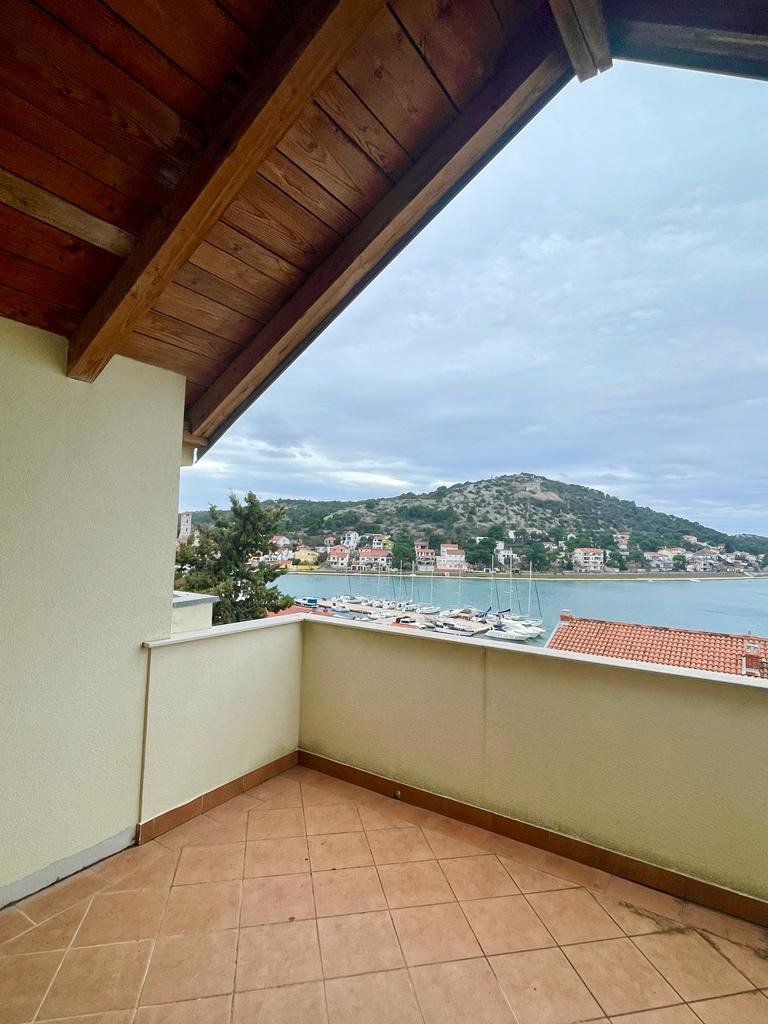 Anlageobjekt: Mehrfamilienhaus 70 m vom Meer entfernt mit Meerblick in Tisno