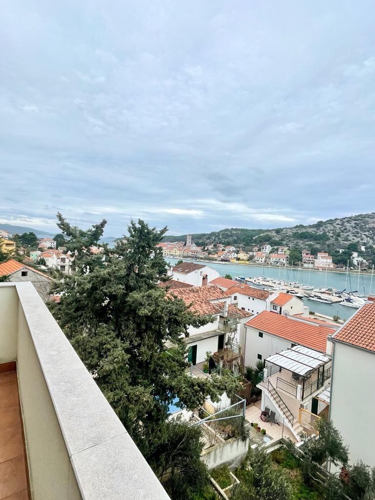 Anlageobjekt: Mehrfamilienhaus 70 m vom Meer entfernt mit Meerblick in Tisno
