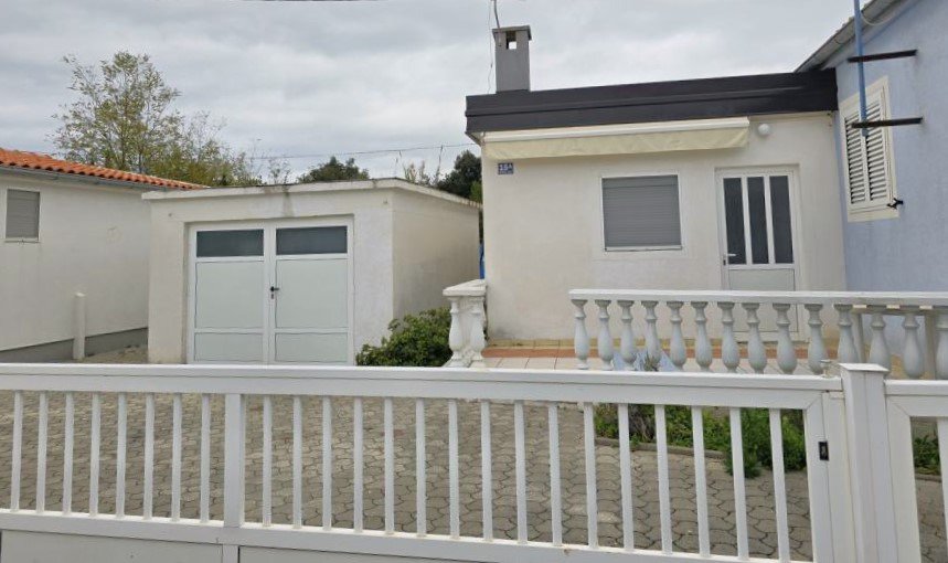 Einzigartiges Doppelhaus mit Meerblick und Promenade auf der Insel Jadro Vir