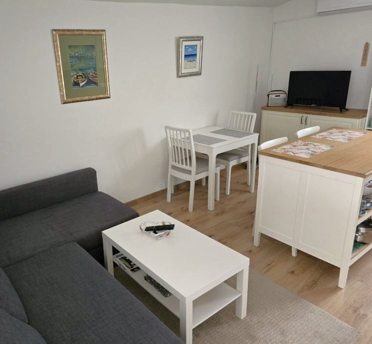Einzigartiges Doppelhaus mit Meerblick und Promenade auf der Insel Jadro Vir