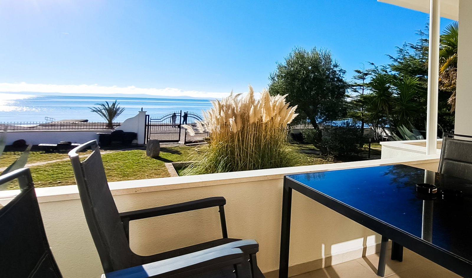 Zwei sonnige Apartments mit direktem Strandzugang und Garten auf der Insel Vir