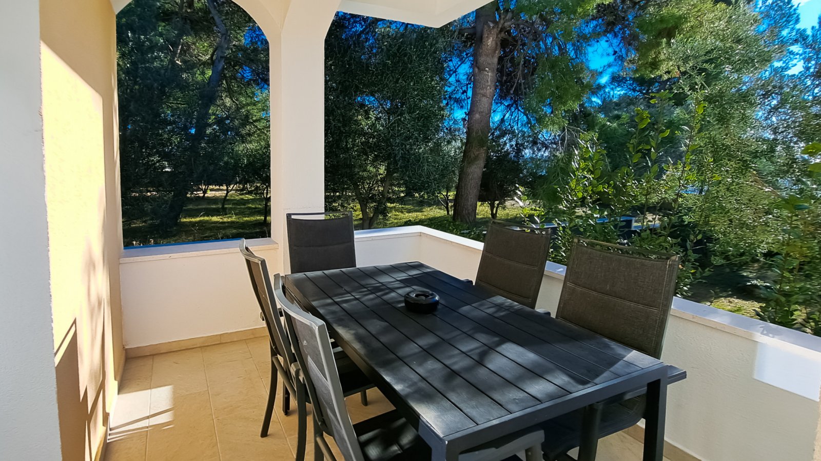 Zwei sonnige Apartments mit direktem Strandzugang und Garten auf der Insel Vir
