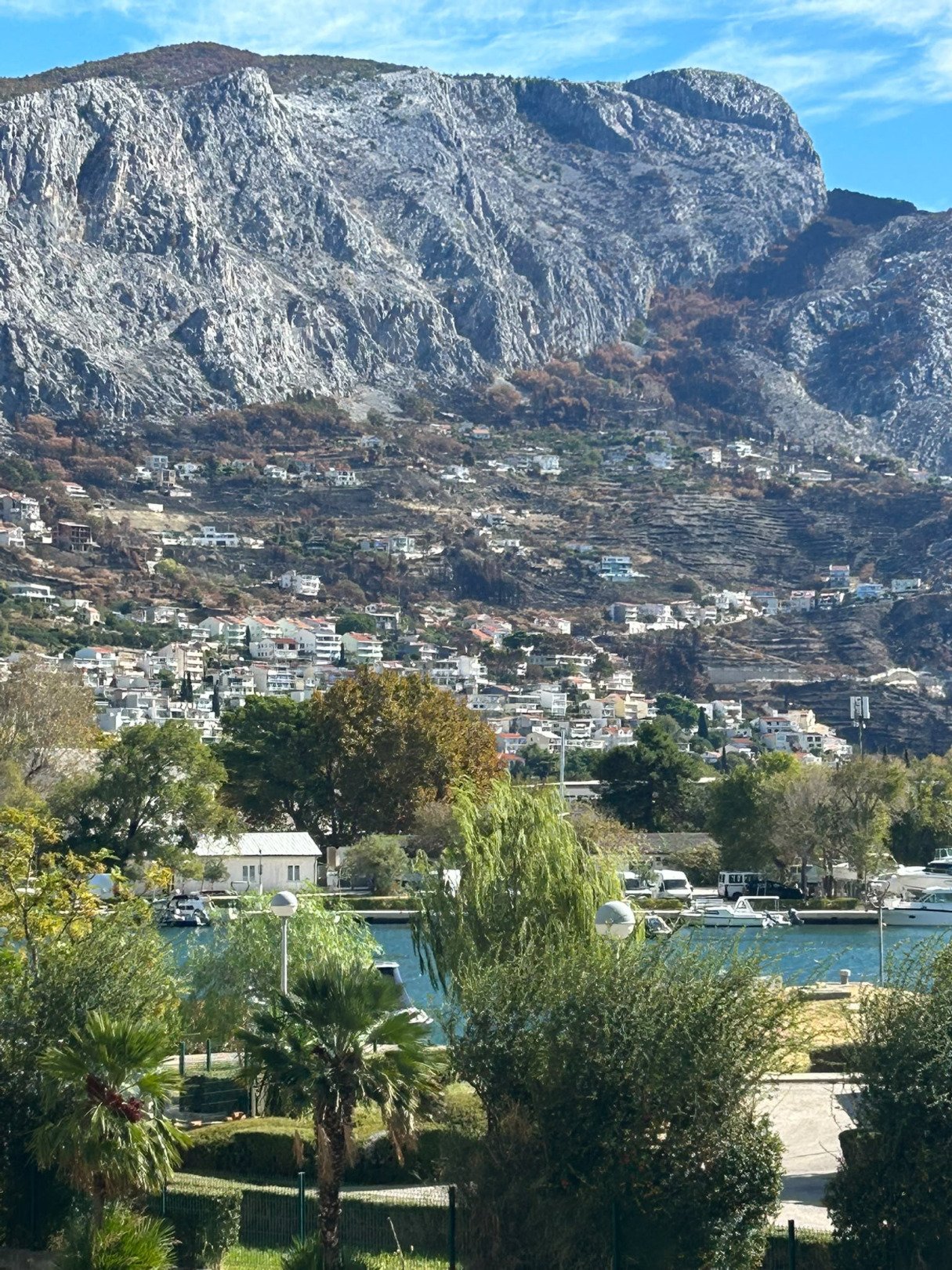 Baugrundstücke mit einem Projekt von zwei Luxusvillen mit Meerblick, Omiš
