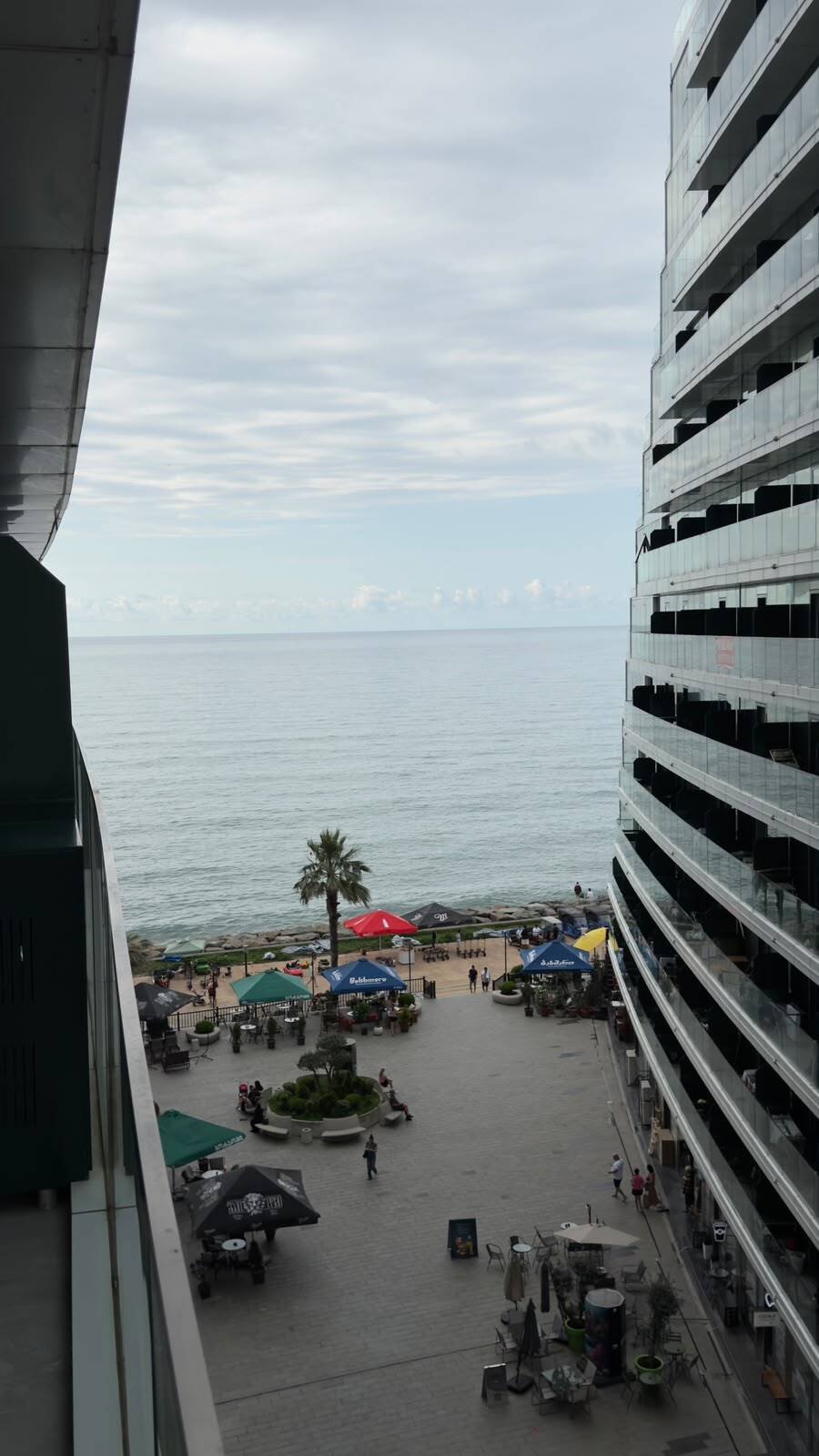 Designer-Appartamento ristrutturato con due camere da letto in prima linea sul mare – Batumi, Georgia – A pochi passi dalla spiaggia