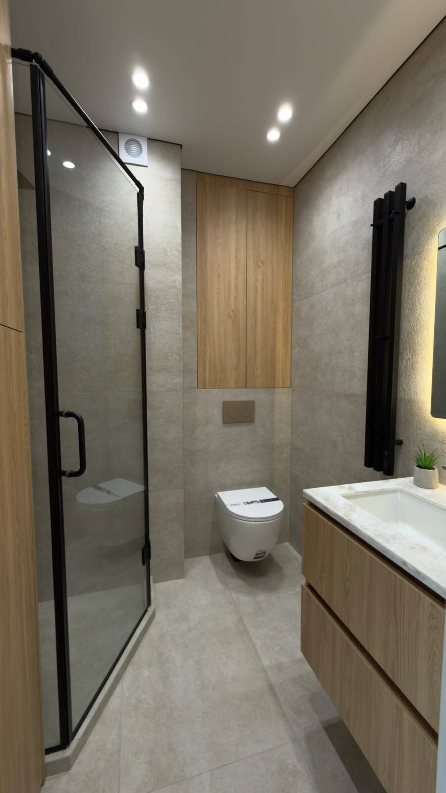 Designer-Appartamento ristrutturato con due camere da letto in prima linea sul mare – Batumi, Georgia – A pochi passi dalla spiaggia
