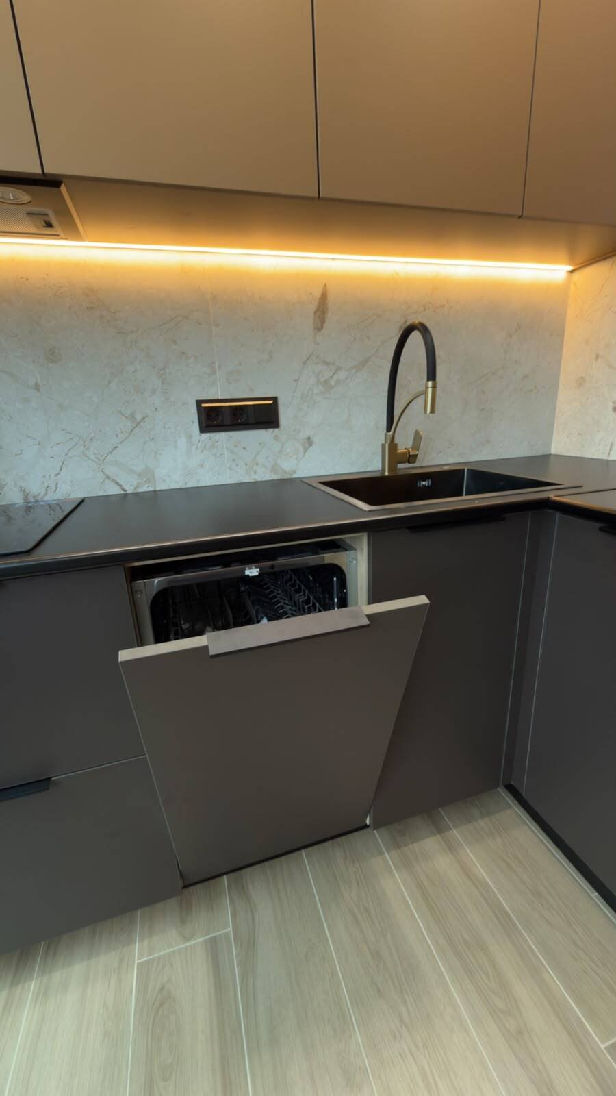 Designer-Appartamento ristrutturato con due camere da letto in prima linea sul mare – Batumi, Georgia – A pochi passi dalla spiaggia