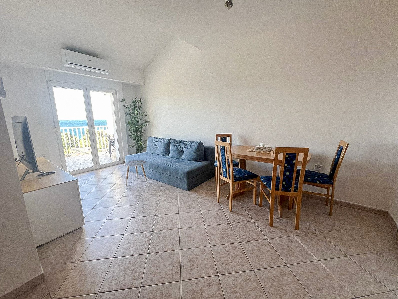 Helle Dachgeschosswohnung mit Terrasse und Meerblick, Starigrad, Kroatien
