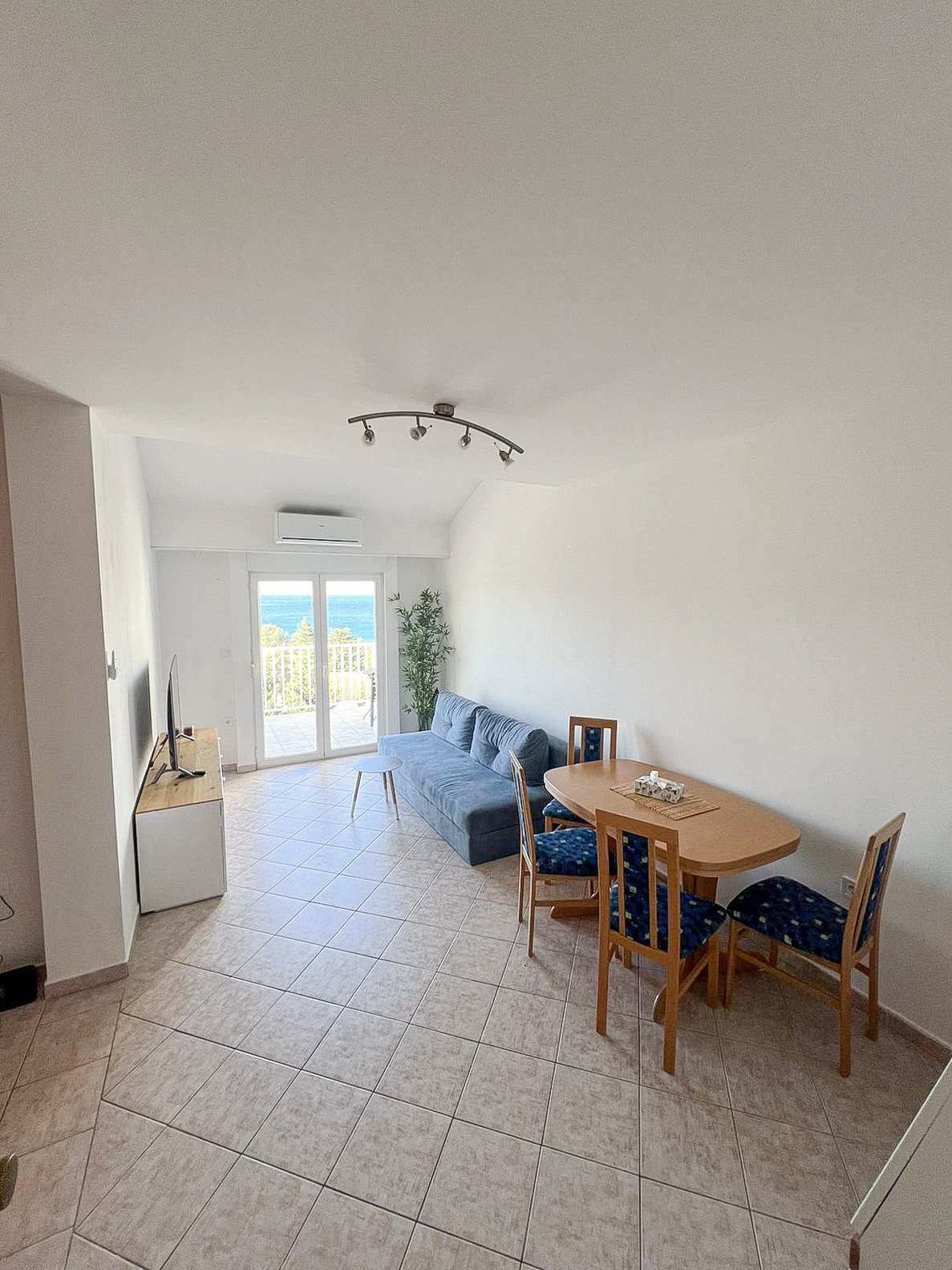 Helle Dachgeschosswohnung mit Terrasse und Meerblick, Starigrad, Kroatien