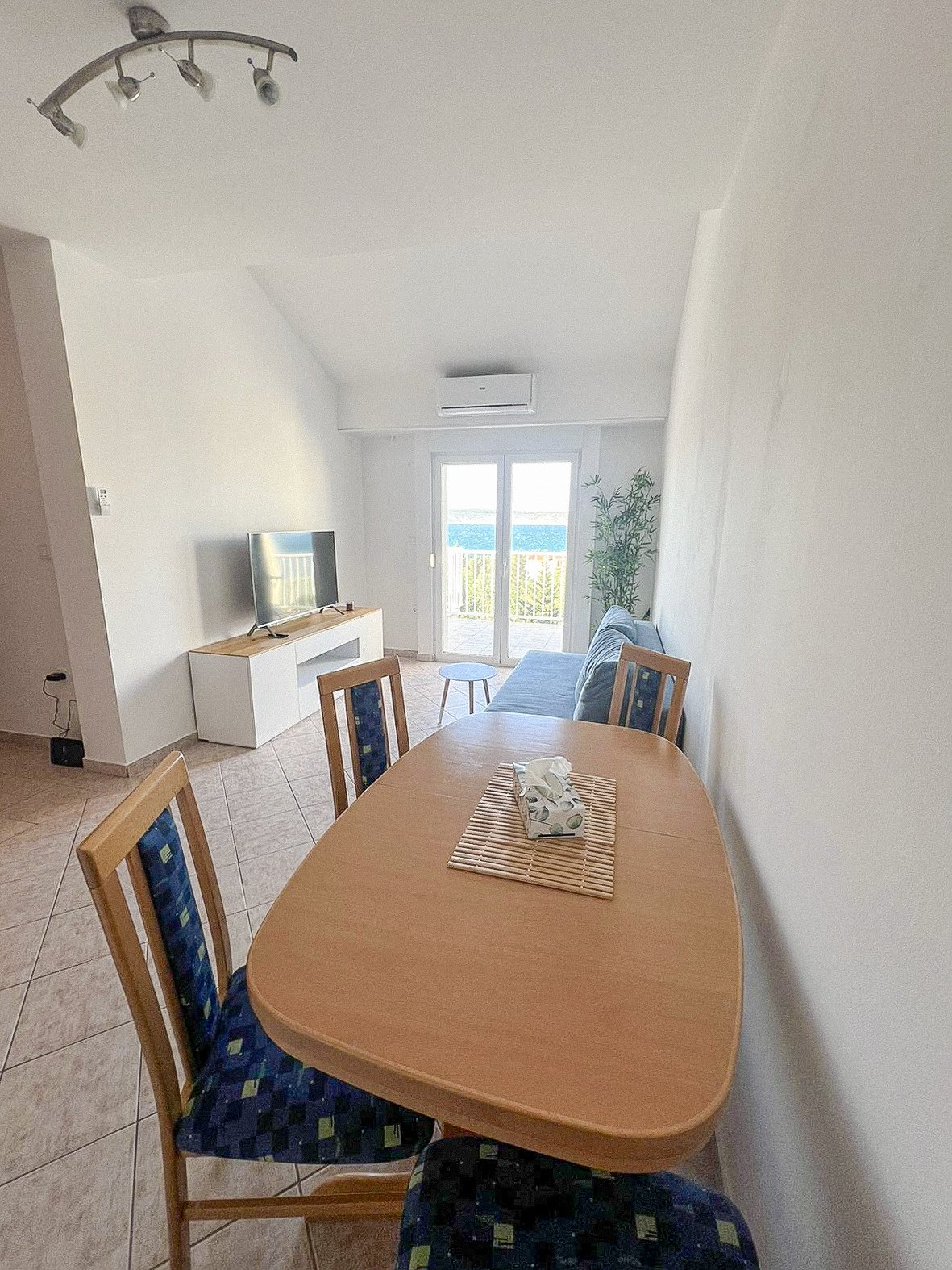 Helle Dachgeschosswohnung mit Terrasse und Meerblick, Starigrad, Kroatien