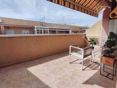 Renoviertes Penthouse mit Südterrasse und Pool 700 m vom Strand, Torrevieja, Spanien