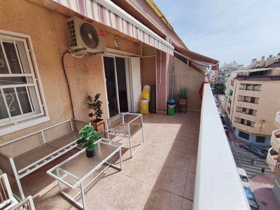 Renoviertes Penthouse mit Südterrasse und Pool 700 m vom Strand, Torrevieja, Spanien