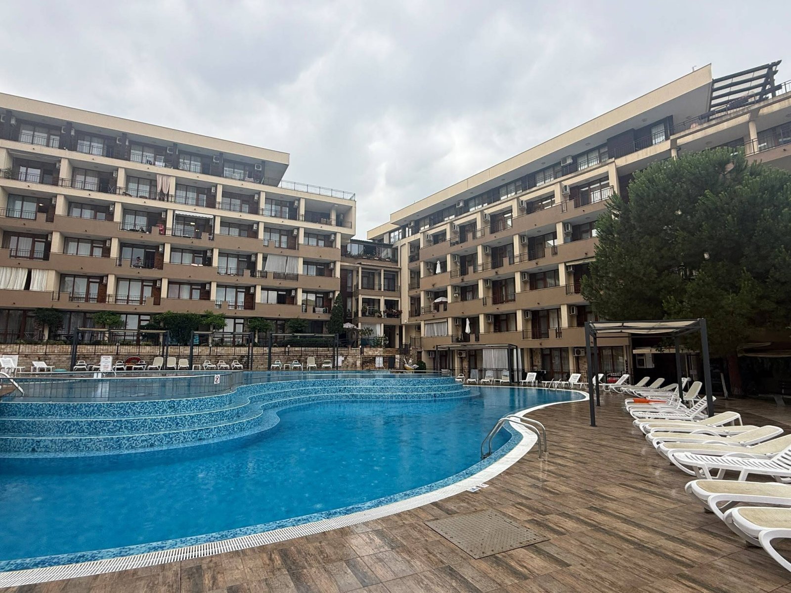 Appartamento con due camere da letto con vista mare e piscina nel complesso Luxor a Sweti Wlas, Bulgaria