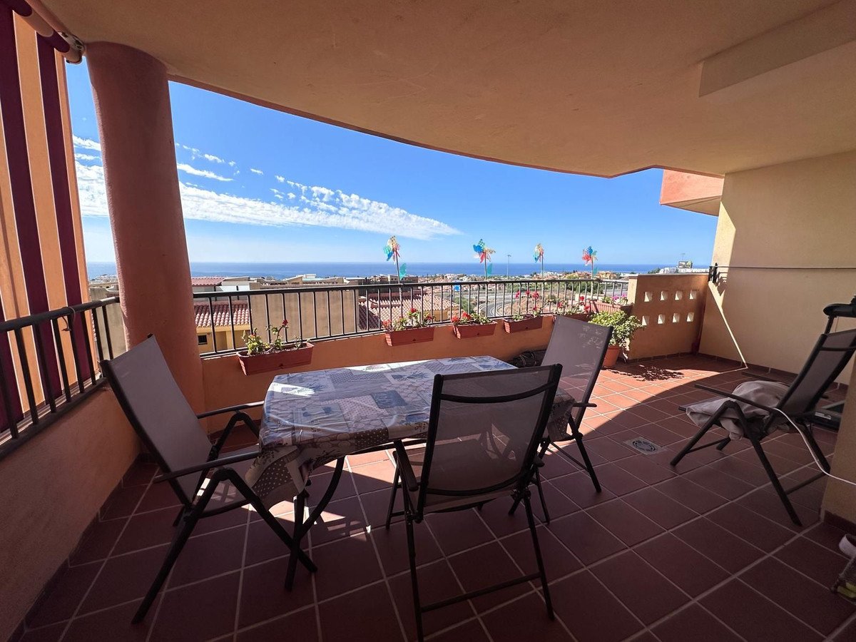 Helle Ferienwohnung mit Meerblick, Terrasse und Pool, Riviera del Sol, Spanien