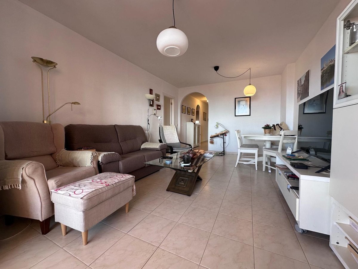 Helle Ferienwohnung mit Meerblick, Terrasse und Pool, Riviera del Sol, Spanien