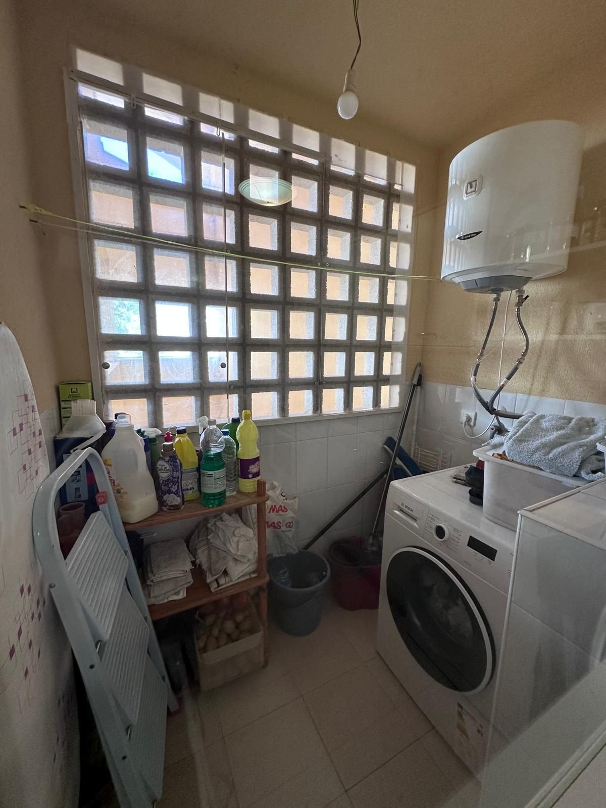 Helle Ferienwohnung mit Meerblick, Terrasse und Pool, Riviera del Sol, Spanien