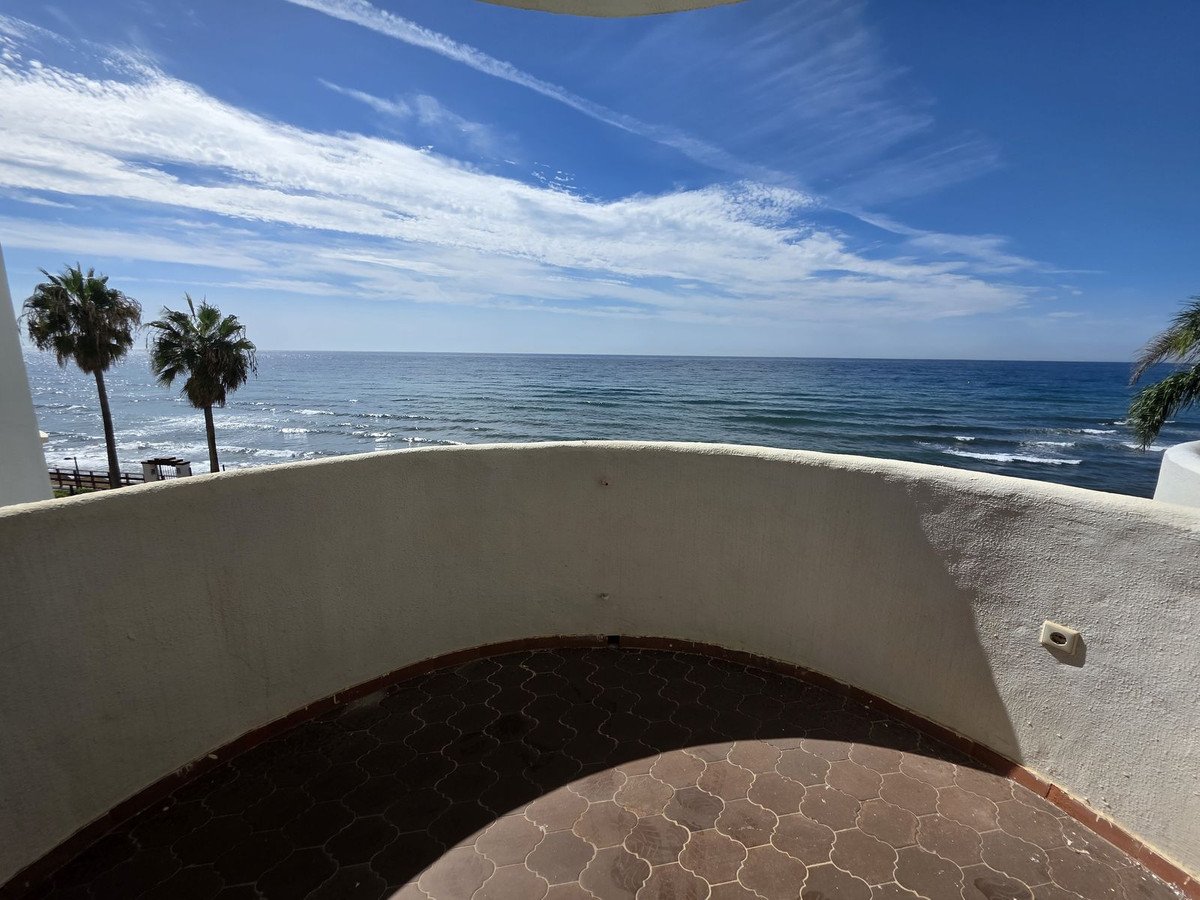 Einzigartige Ferienwohnung in erster Strandreihe mit Meerblick, Calahonda, Spanien