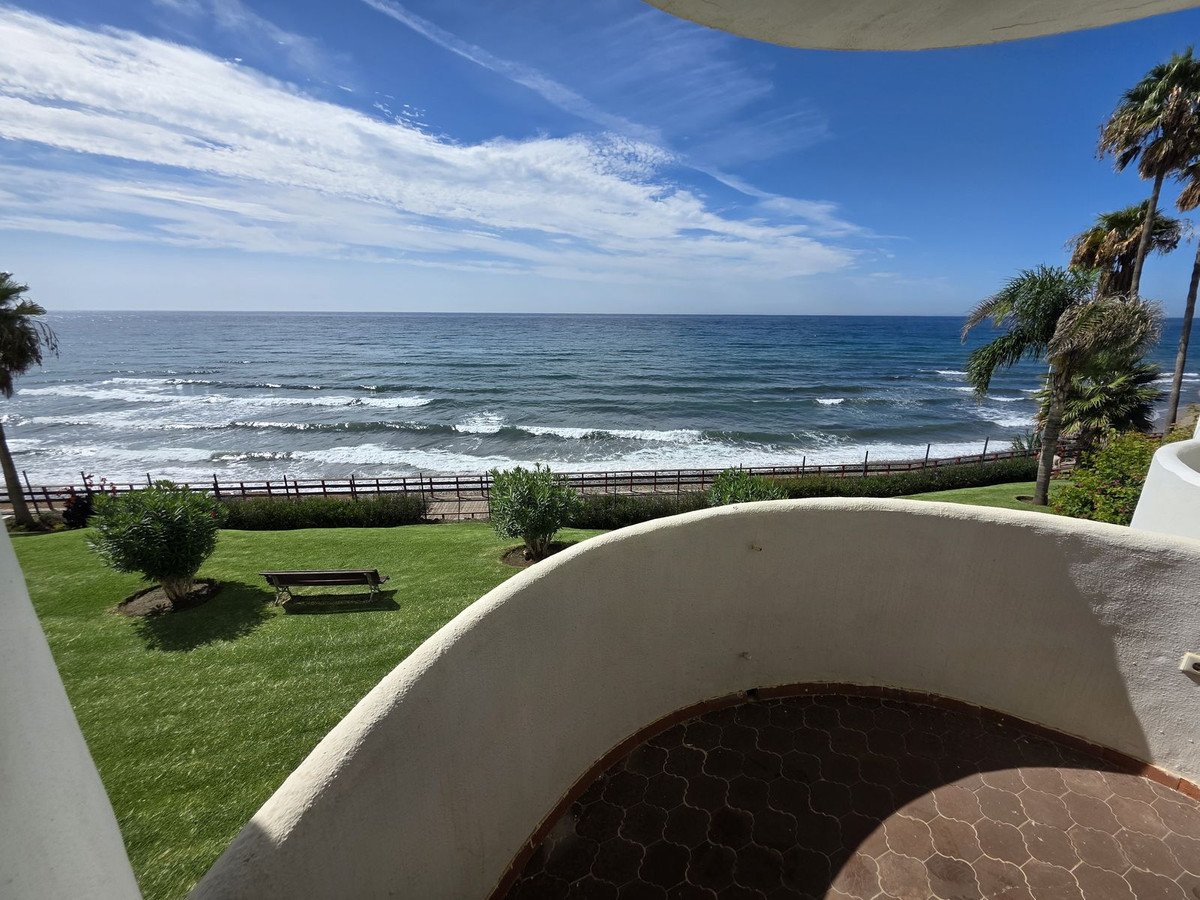 Einzigartige Ferienwohnung in erster Strandreihe mit Meerblick, Calahonda, Spanien