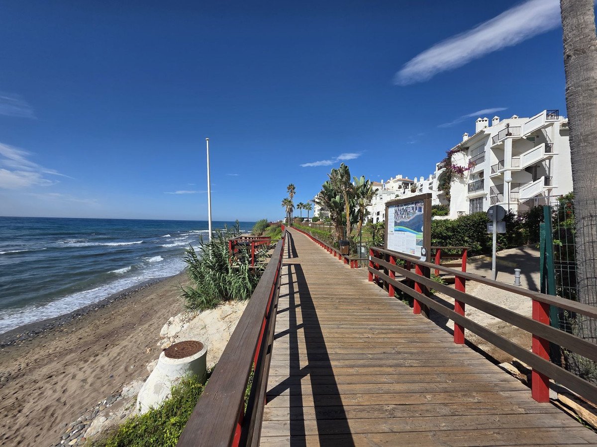 Einzigartige Ferienwohnung in erster Strandreihe mit Meerblick, Calahonda, Spanien