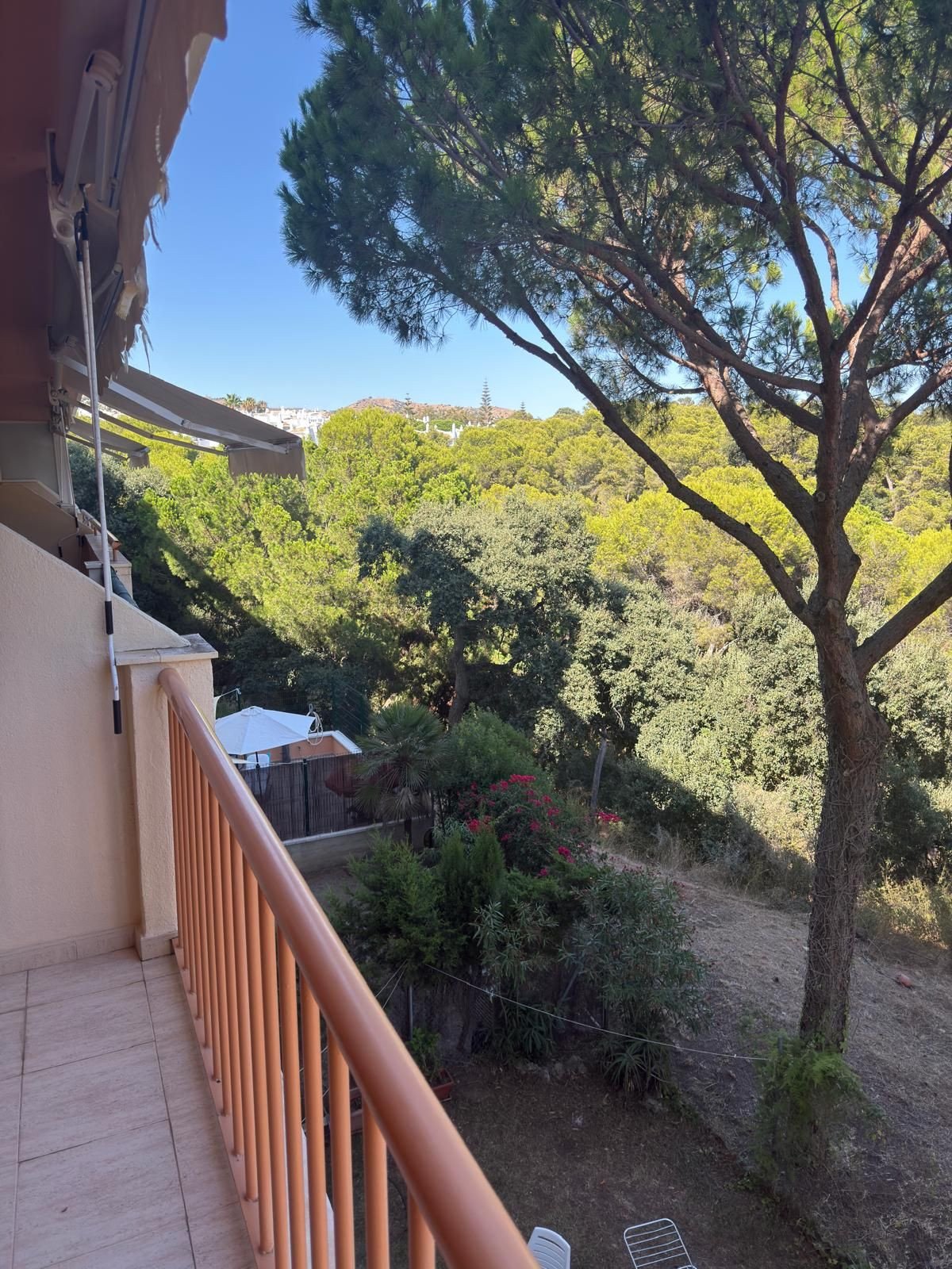Helle Eckwohnung mit 22 m² Terrasse und Swimmingpool in Strandnähe, Calahonda, Spanien