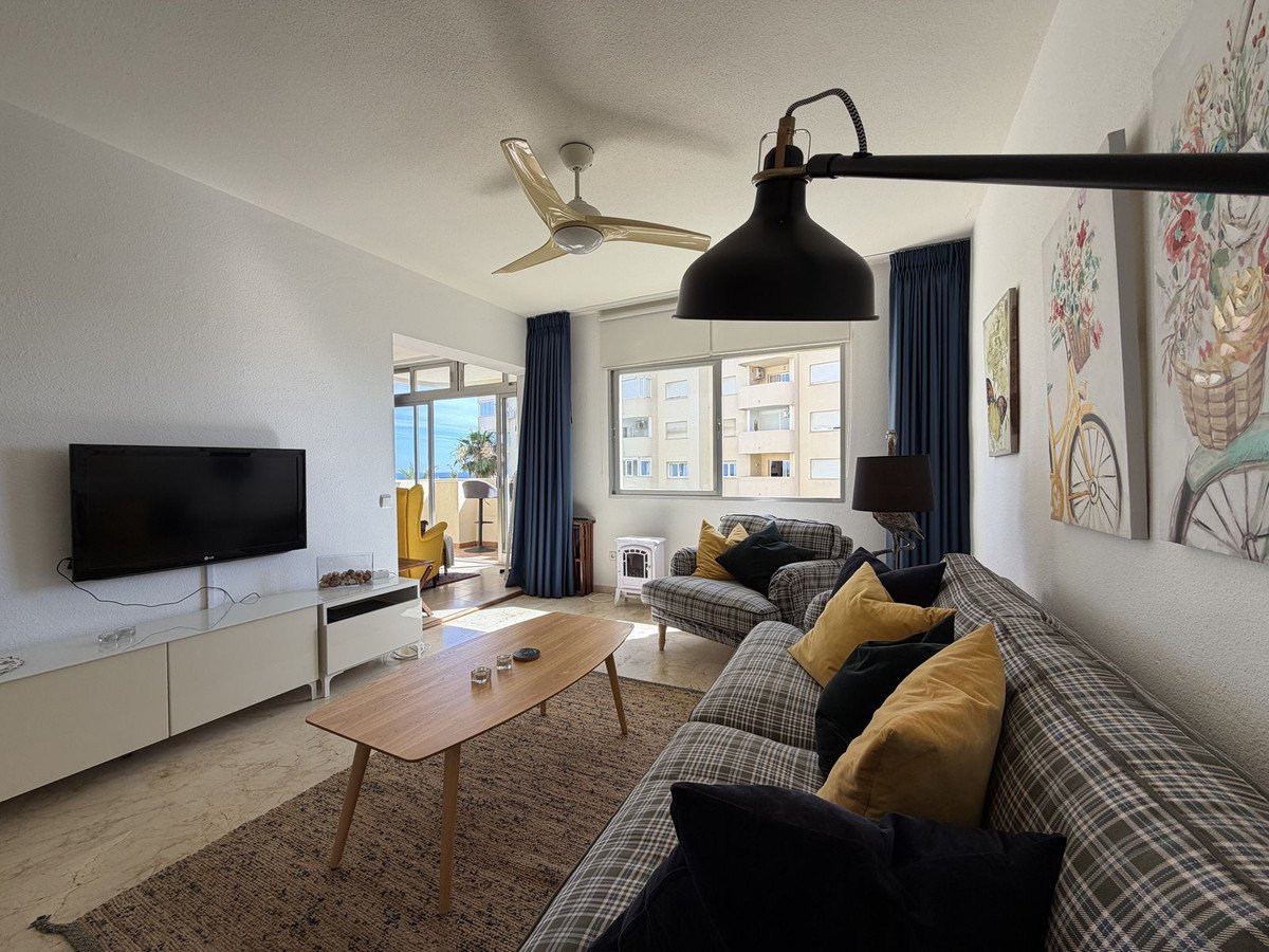 Apartment mit Meer- und Yachthafenblick in der Residenz Puerto Paraíso, Estepona, Spanien