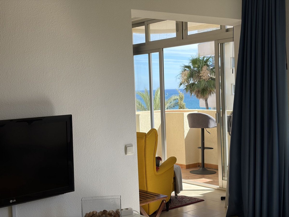 Apartment mit Meer- und Yachthafenblick in der Residenz Puerto Paraíso, Estepona, Spanien