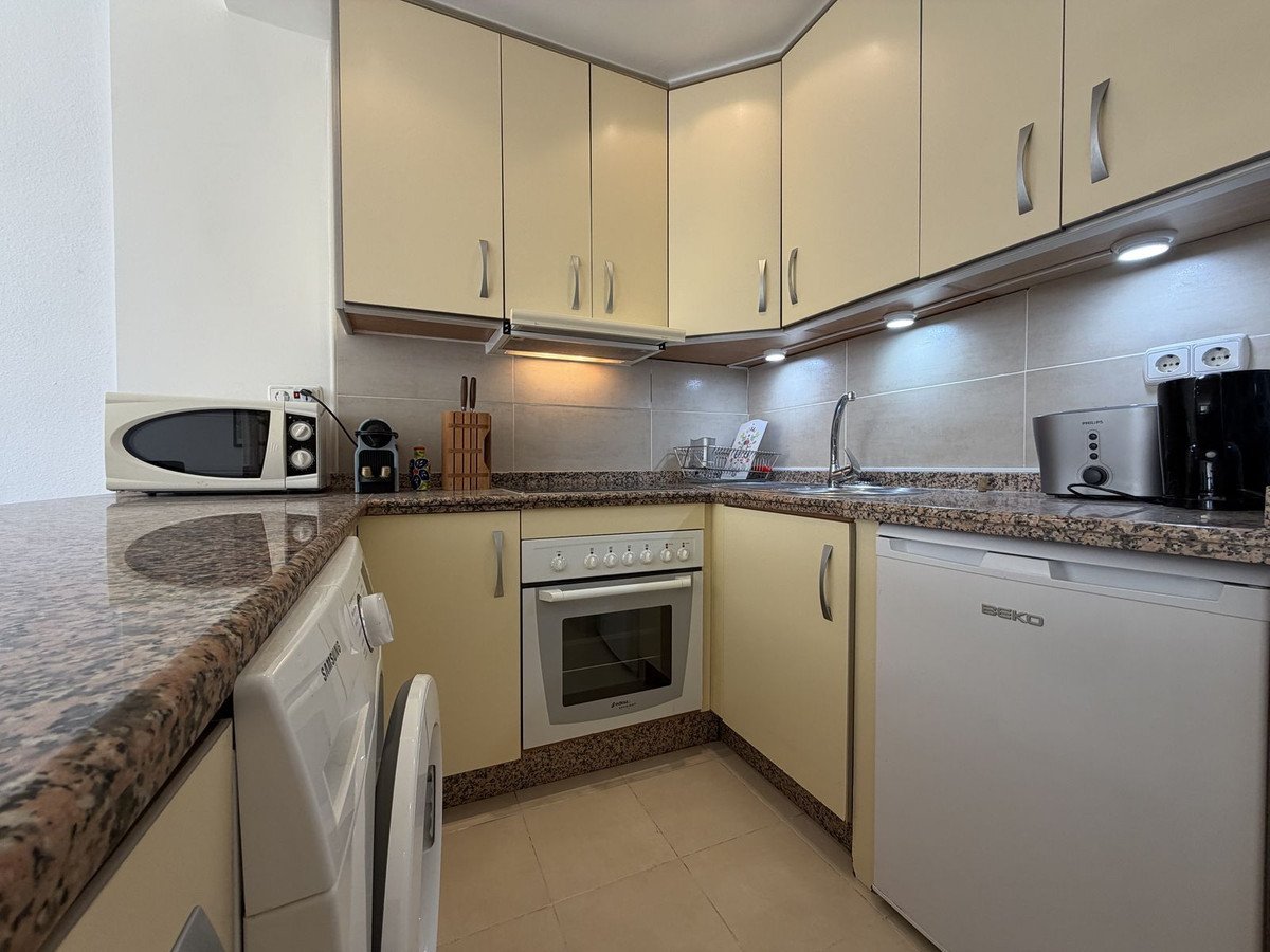 Apartment mit Meer- und Yachthafenblick in der Residenz Puerto Paraíso, Estepona, Spanien