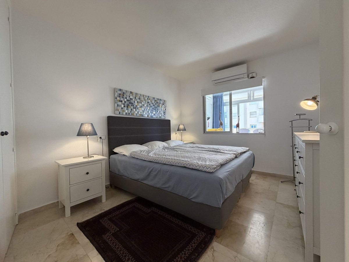 Apartment mit Meer- und Yachthafenblick in der Residenz Puerto Paraíso, Estepona, Spanien