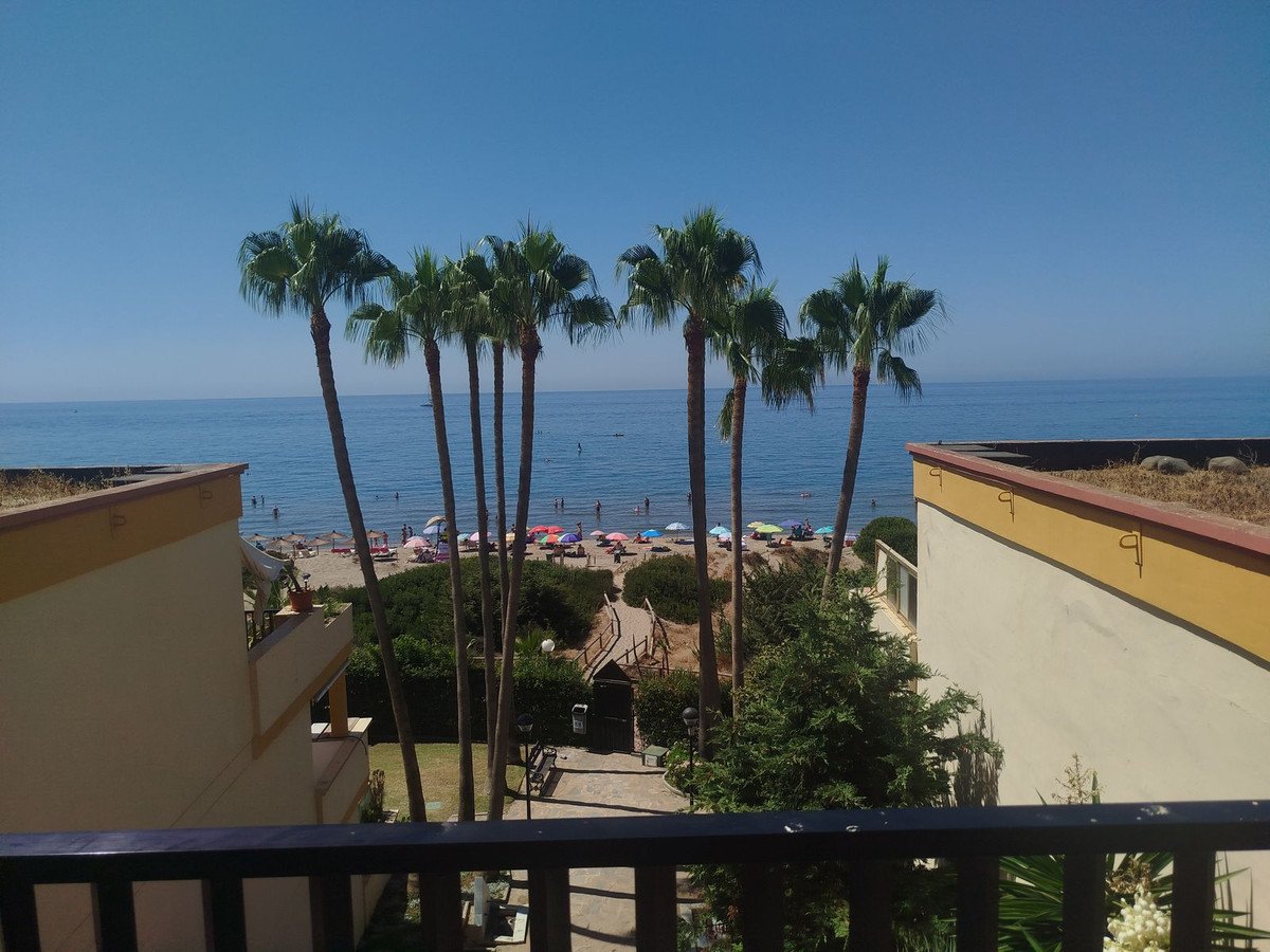 Apartment in erster Strandreihe mit 22 m² Terrasse und Meerblick, Marbella, Spanien