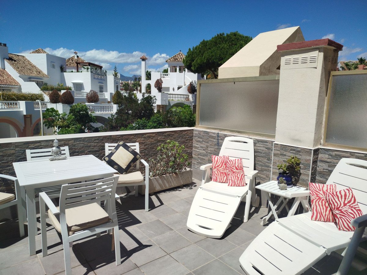 Apartment in erster Strandreihe mit 22 m² Terrasse und Meerblick, Marbella, Spanien