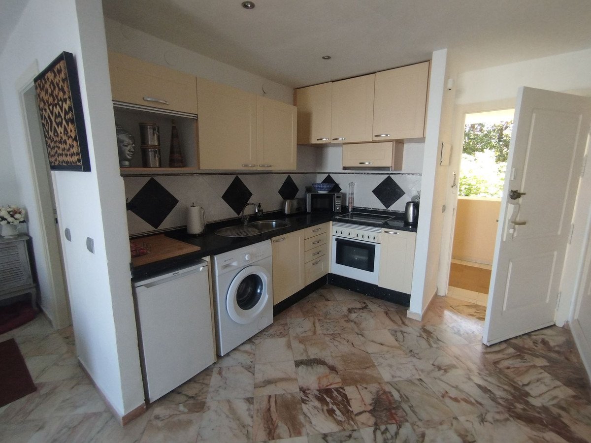 Apartment in erster Strandreihe mit 22 m² Terrasse und Meerblick, Marbella, Spanien