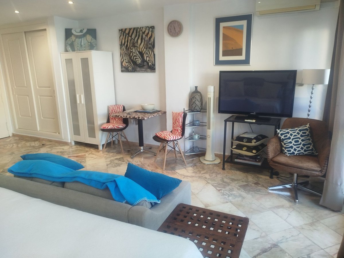 Apartment in erster Strandreihe mit 22 m² Terrasse und Meerblick, Marbella, Spanien