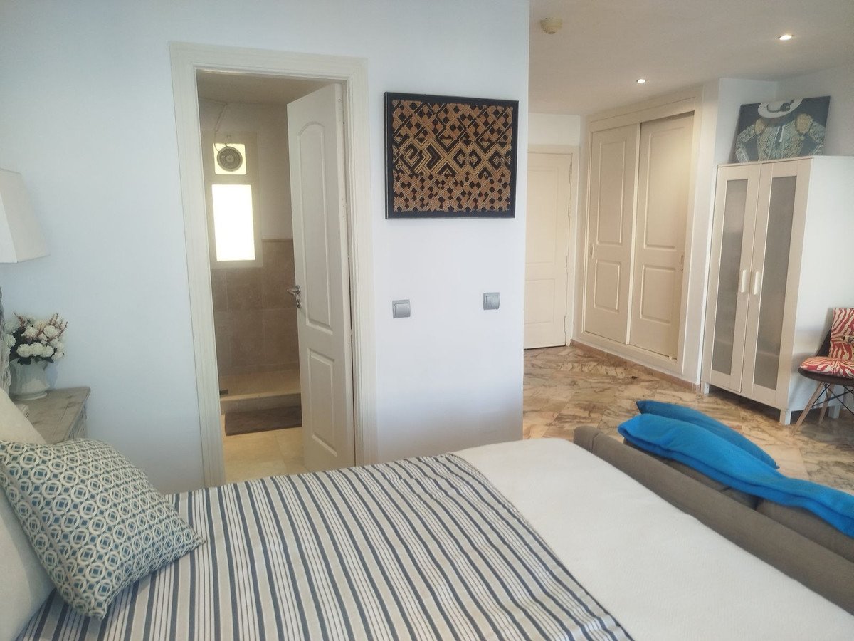 Apartment in erster Strandreihe mit 22 m² Terrasse und Meerblick, Marbella, Spanien