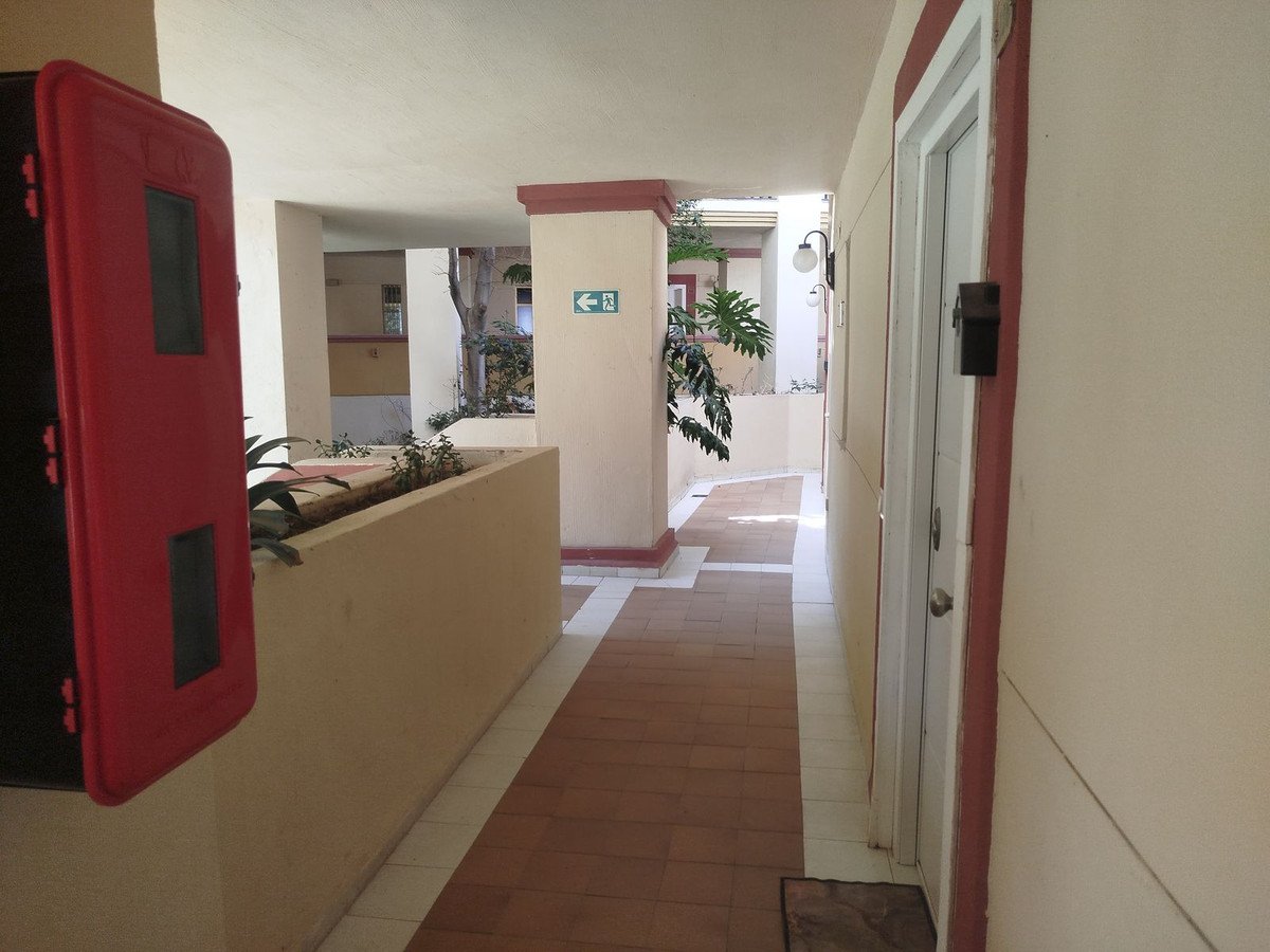 Apartment in erster Strandreihe mit 22 m² Terrasse und Meerblick, Marbella, Spanien