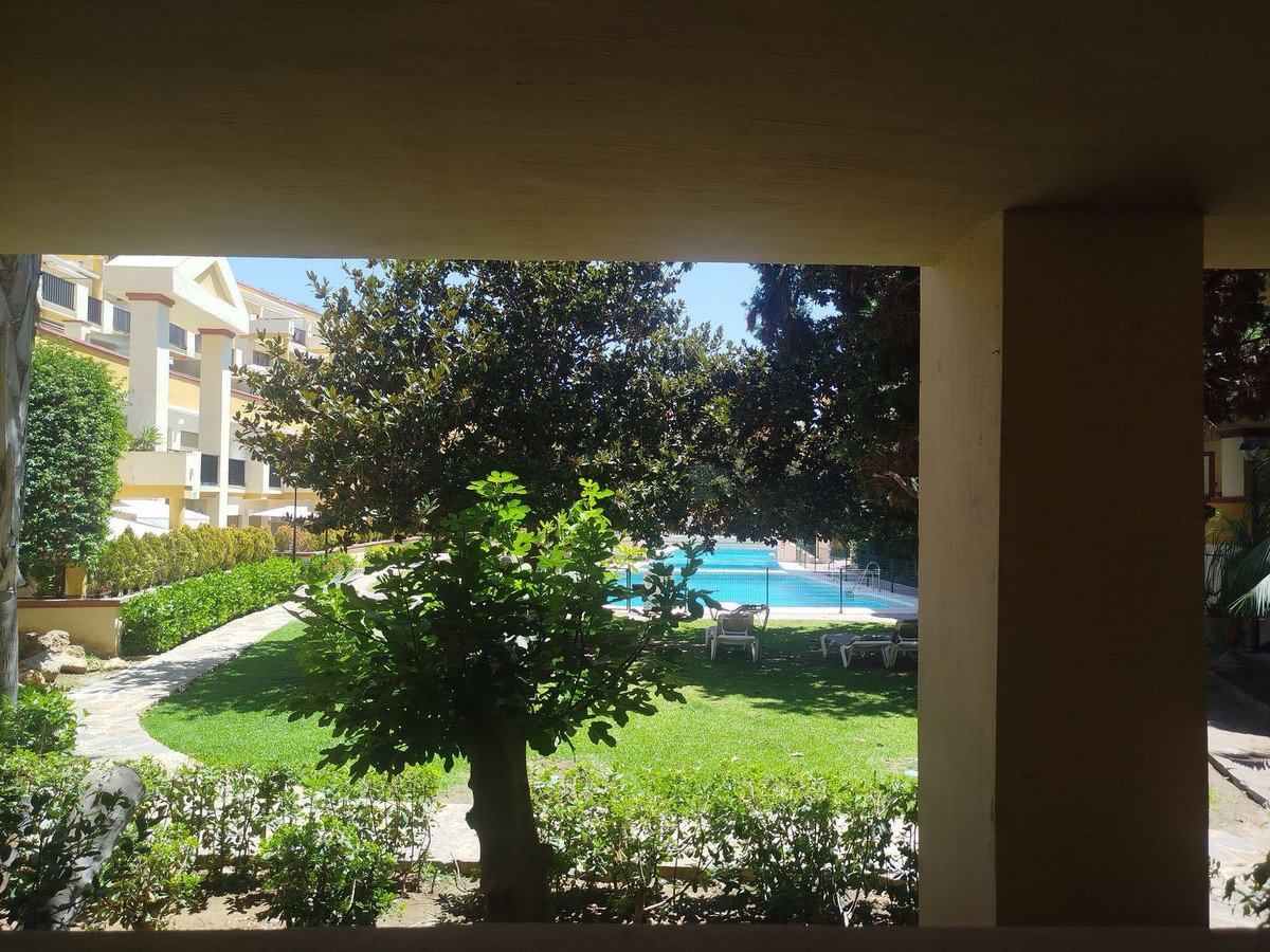 Apartment in erster Strandreihe mit 22 m² Terrasse und Meerblick, Marbella, Spanien