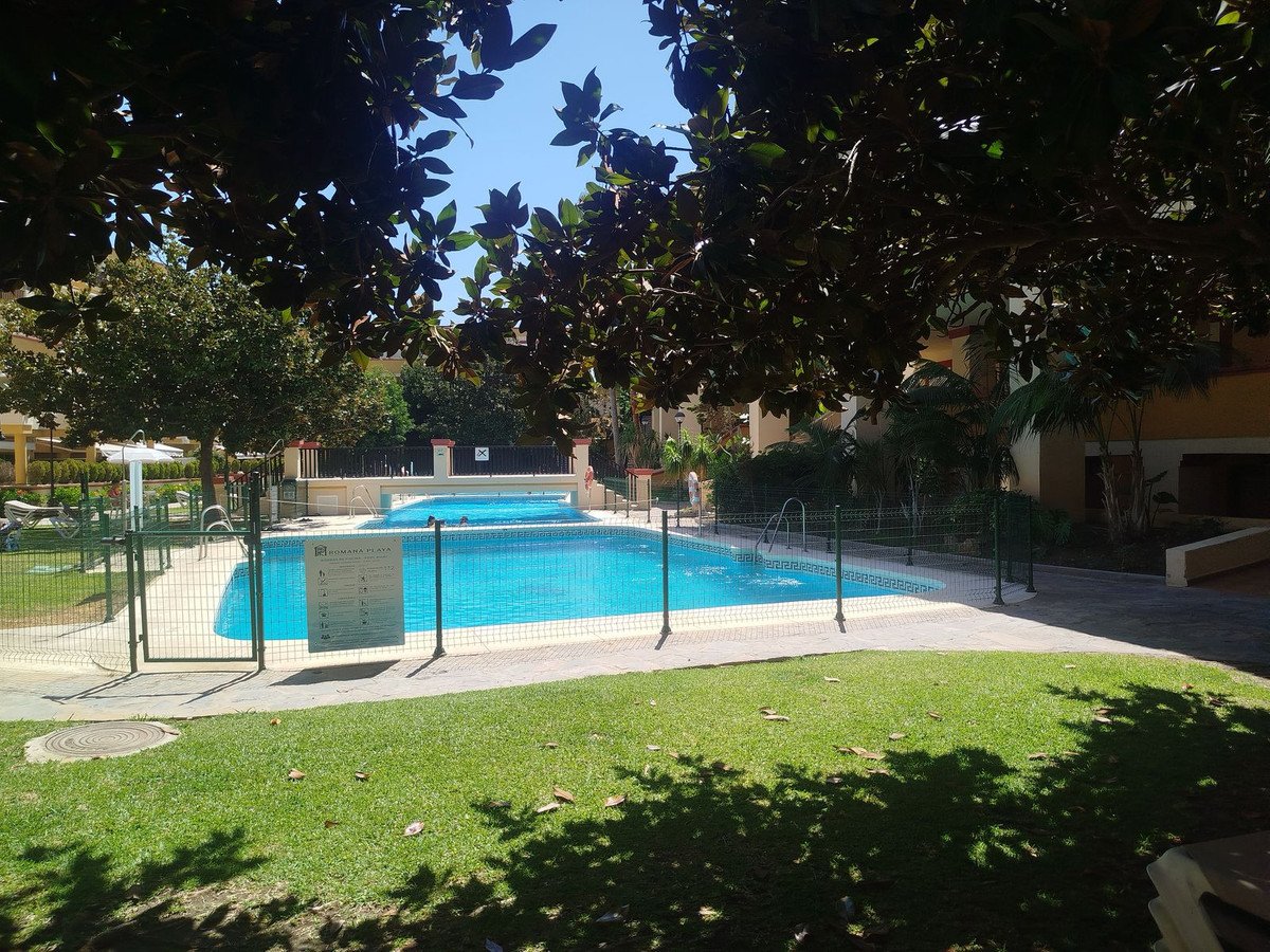 Apartment in erster Strandreihe mit 22 m² Terrasse und Meerblick, Marbella, Spanien
