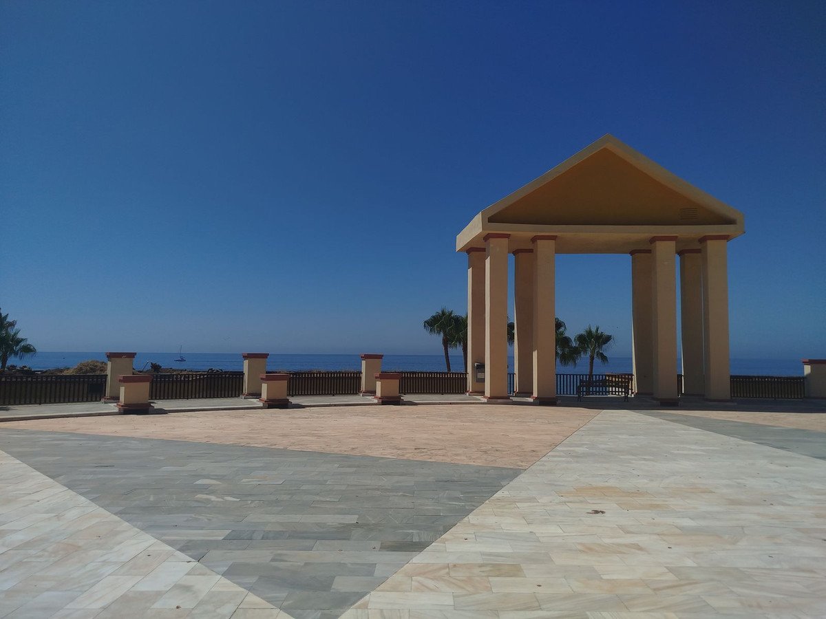 Apartment in erster Strandreihe mit 22 m² Terrasse und Meerblick, Marbella, Spanien
