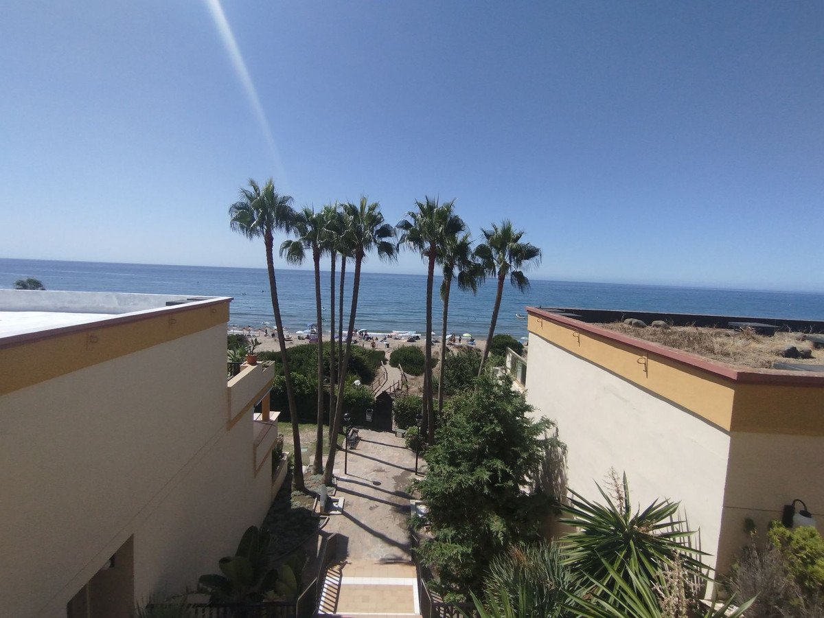 Apartment in erster Strandreihe mit 22 m² Terrasse und Meerblick, Marbella, Spanien
