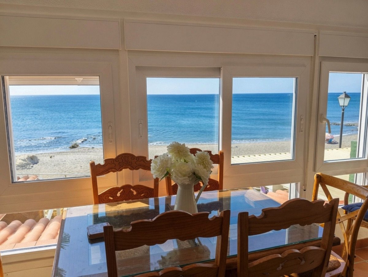 Strandapartment in erster Strandreihe mit 35 m² Terrasse und Meerblick in der Nähe von Sotogrande, San Roque, Spanien