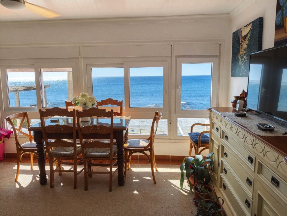 Strandapartment in erster Strandreihe mit 35 m² Terrasse und Meerblick in der Nähe von Sotogrande, San Roque, Spanien