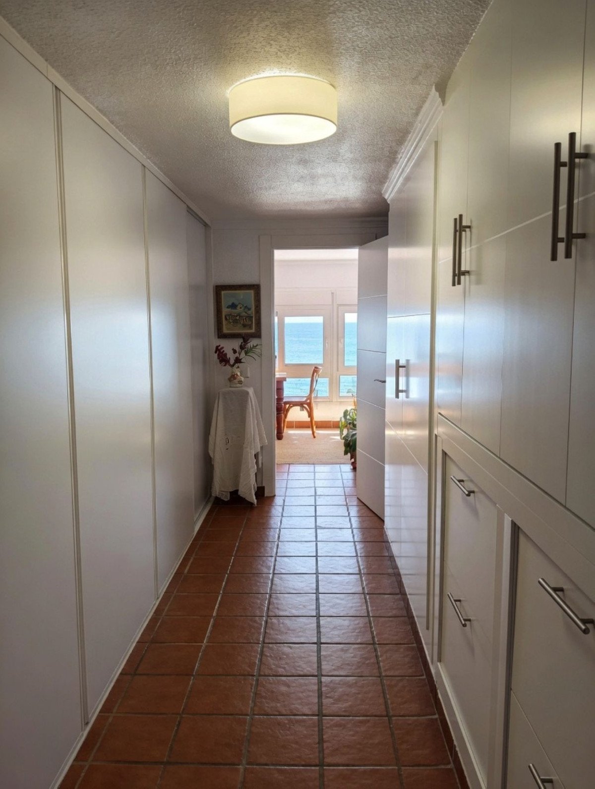 Strandapartment in erster Strandreihe mit 35 m² Terrasse und Meerblick in der Nähe von Sotogrande, San Roque, Spanien