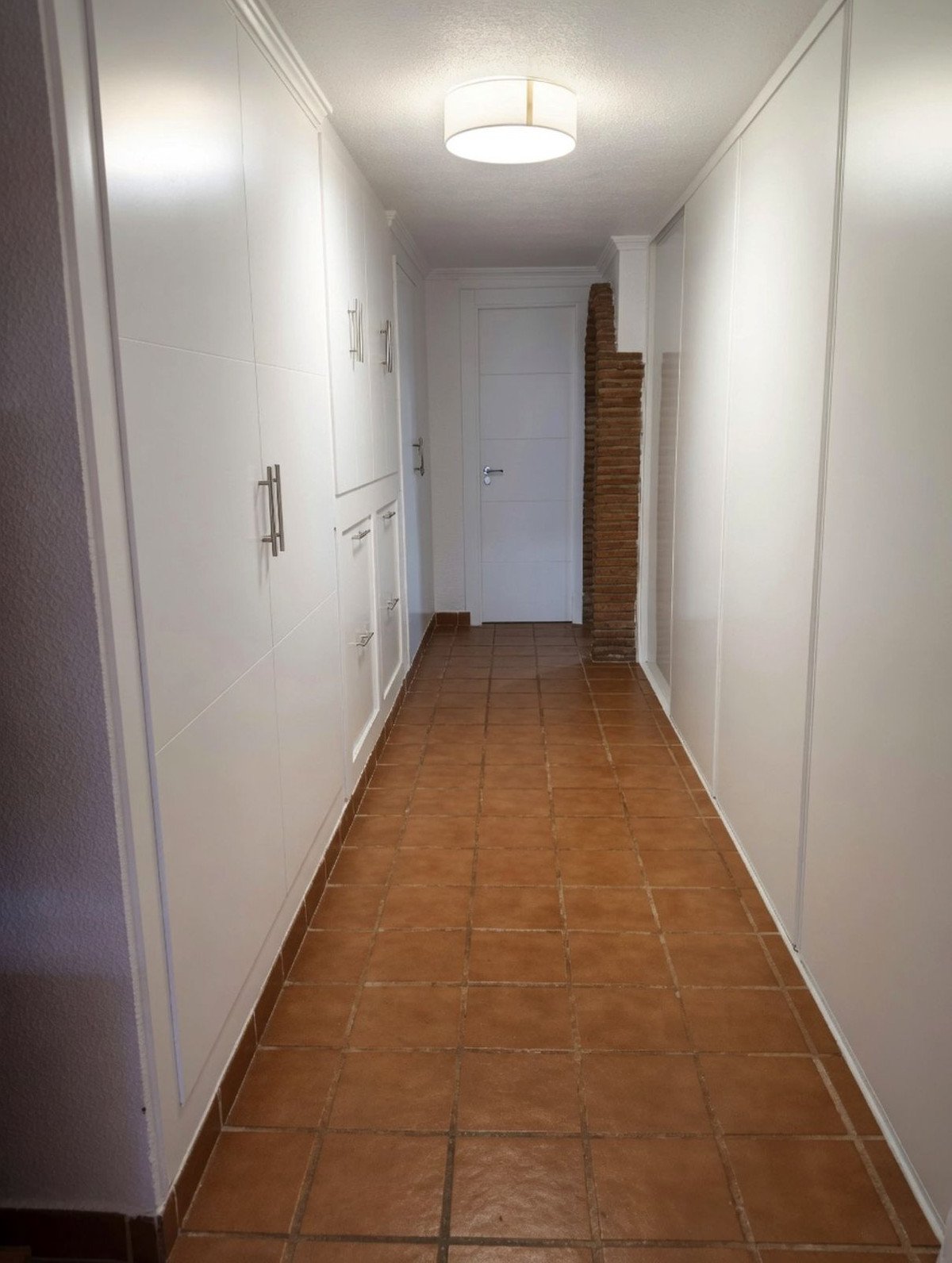 Strandapartment in erster Strandreihe mit 35 m² Terrasse und Meerblick in der Nähe von Sotogrande, San Roque, Spanien