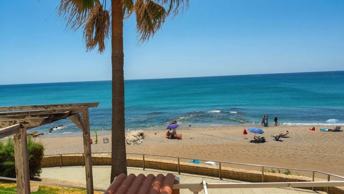 Strandapartment in erster Strandreihe mit 35 m² Terrasse und Meerblick in der Nähe von Sotogrande, San Roque, Spanien