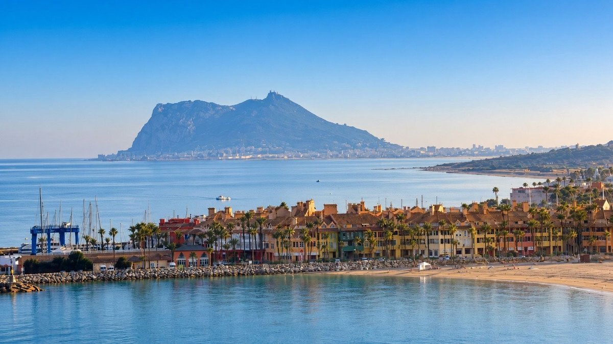 Renovierte Wohnung im 12. Stock mit Blick auf das Meer, Gibraltar und Afrika, San Roque, Spanien